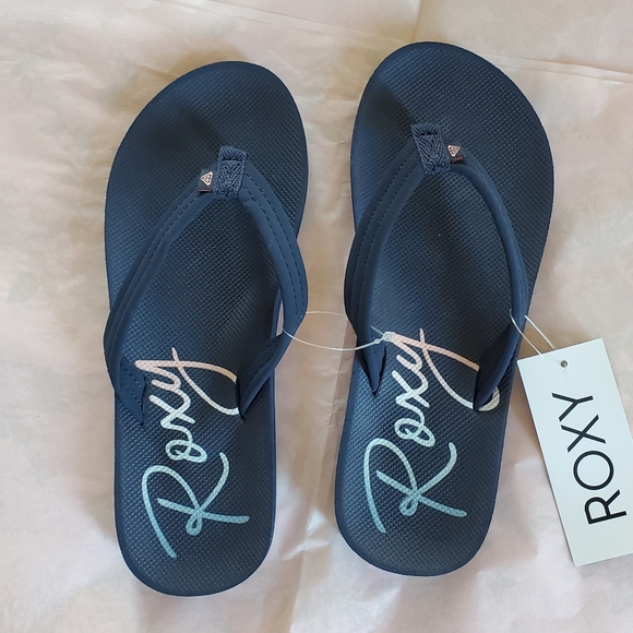 Roxy Shoes - 💕NWT Roxy Navy logo flip flops Hawaii flowers hibiscus soles size 6 sandals
